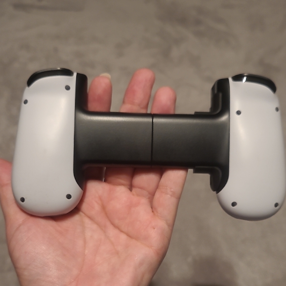 Backbone White Gaming Controller - Picture 3 of 4